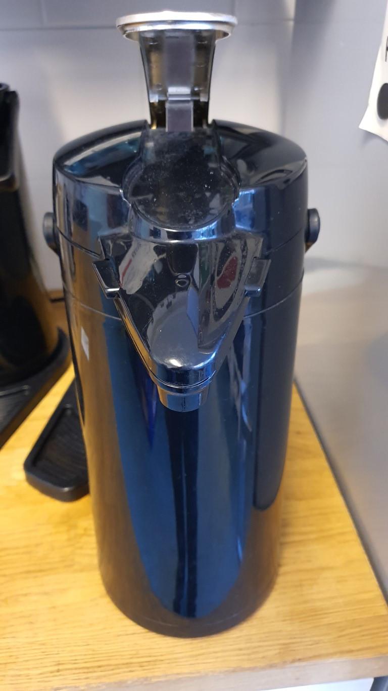 Kaffeekanne mit Pumpeinsatz_geschlossen.jpg