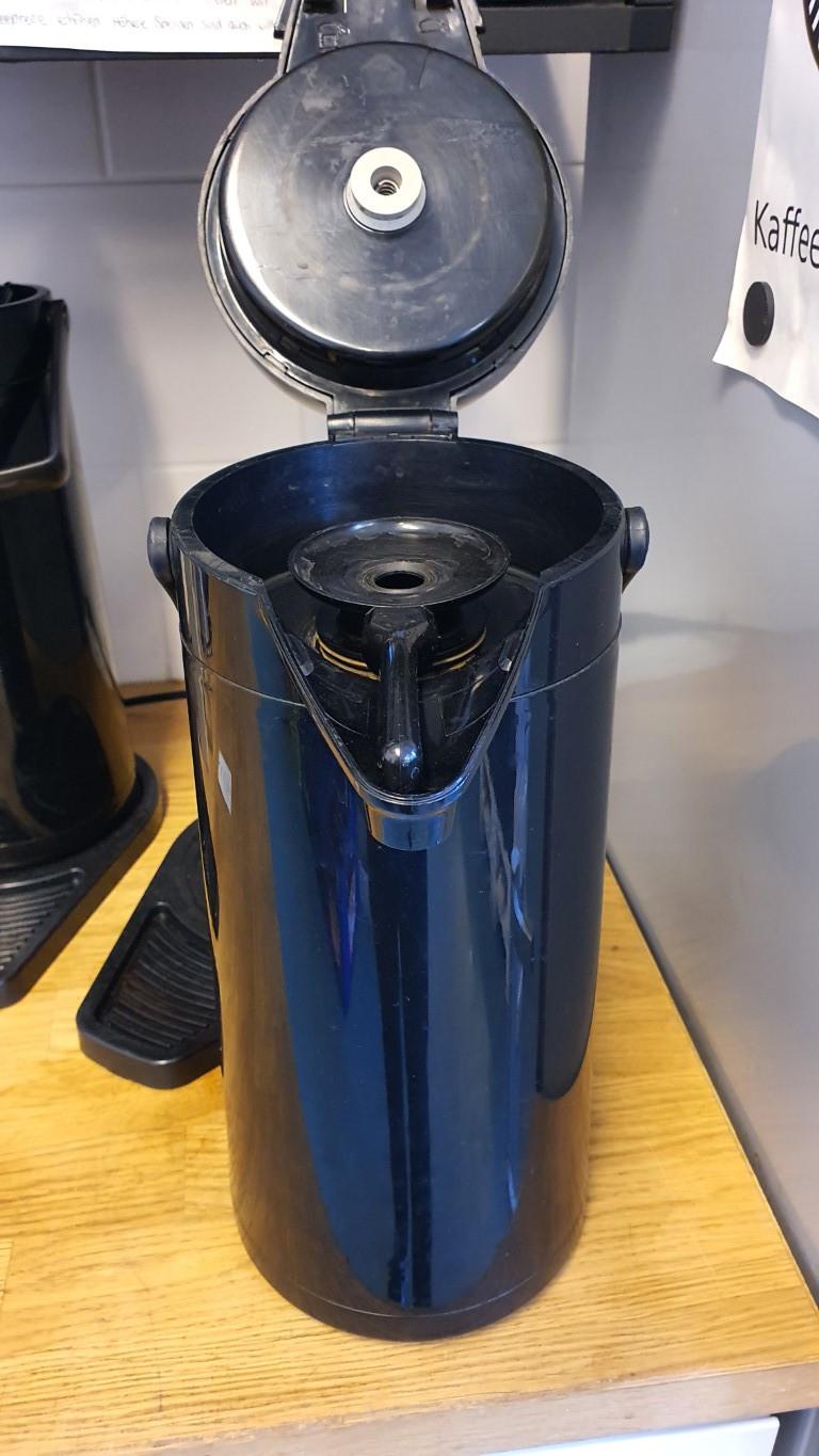 Kaffekanne mit Pumpeinsatz.jpg